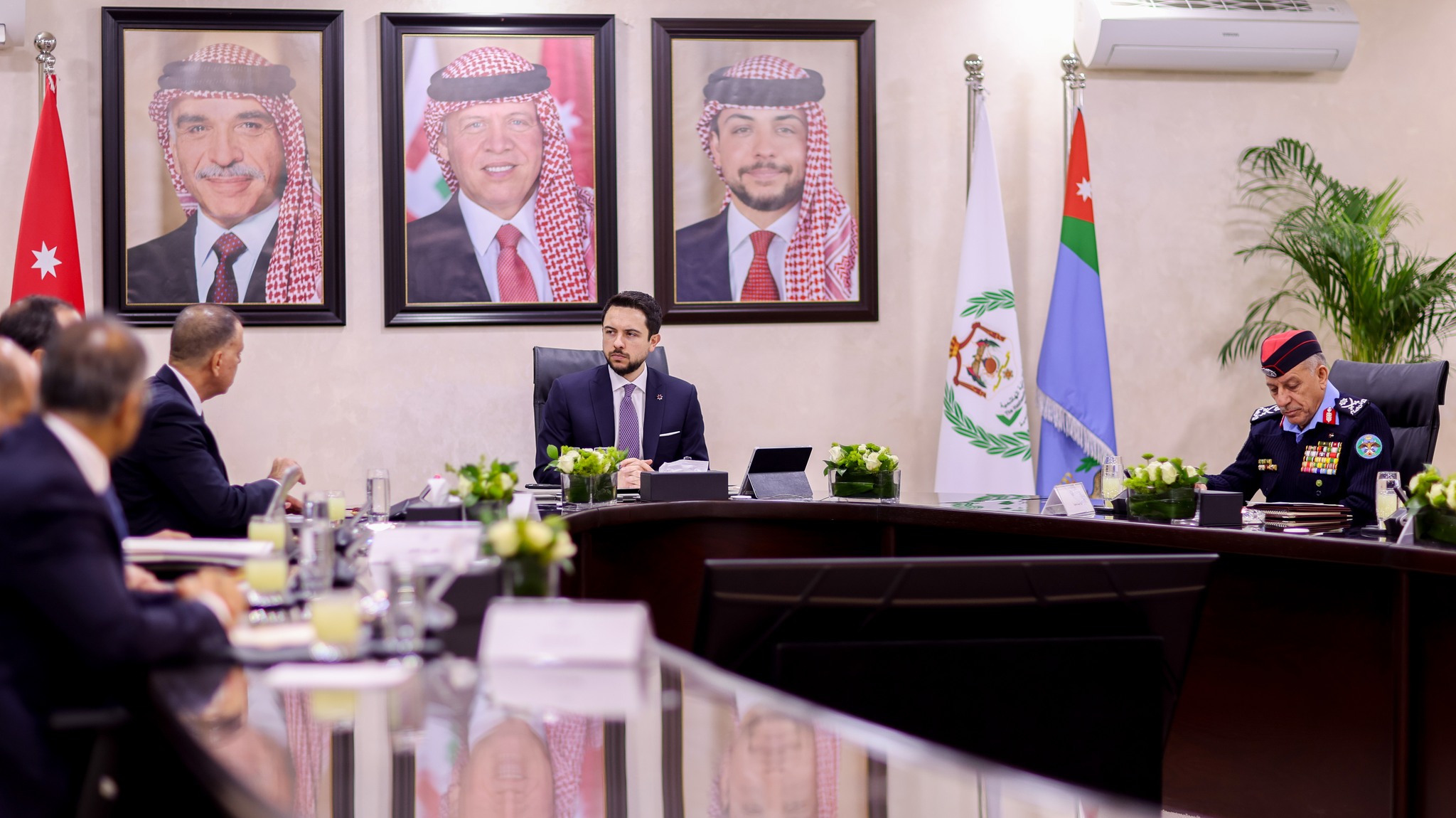 ولي العهد يؤكد أهمية إدامة التنسيق بين المؤسسات خلال التطورات الإقليمية