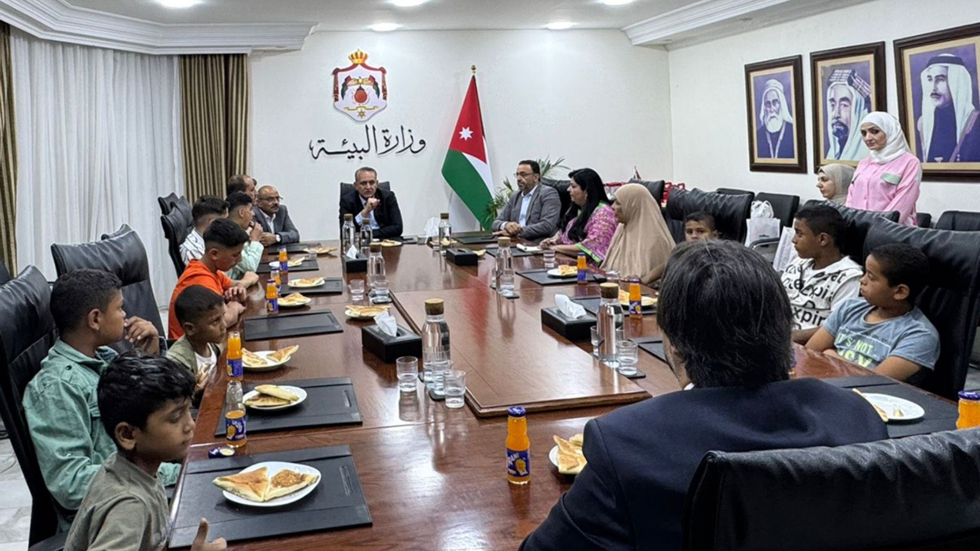 وزير البيئة يكرّم طلبة لمبادرتهم التطوعية في حملات النظافة