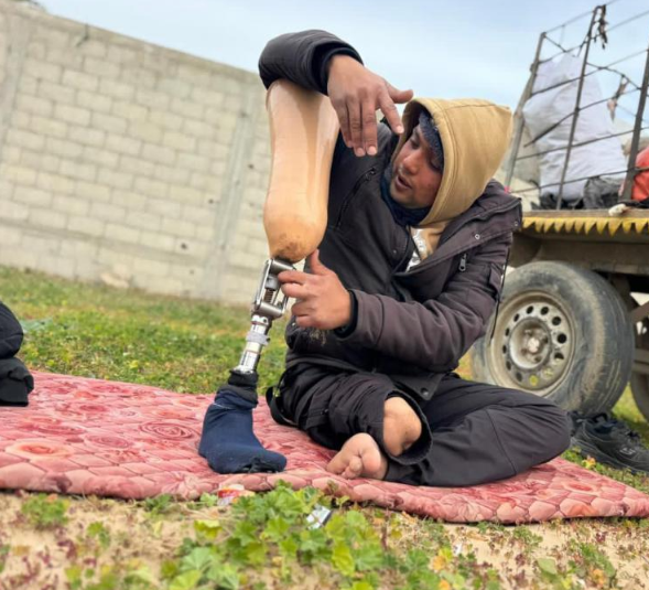 بقدم واحدة ..  "أبو شلُّوف" يصنع الجمال ليعيل أسرته النَّازحة