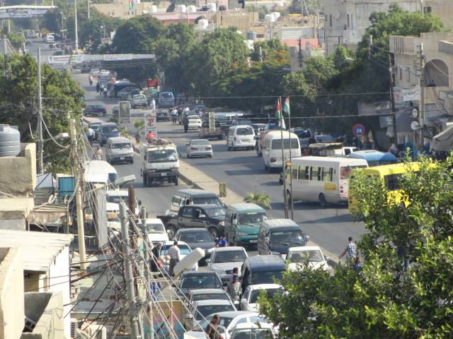 "الدنيا لسا بخير" ..  شهامة شاب في دير علا مع عائلة تعطلت مركبتها