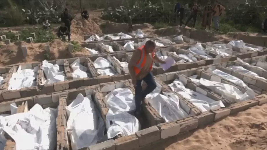 دفن رفات 53 شهيدًا مجهول الهوية بمقبرة وسط قطاع غزة 