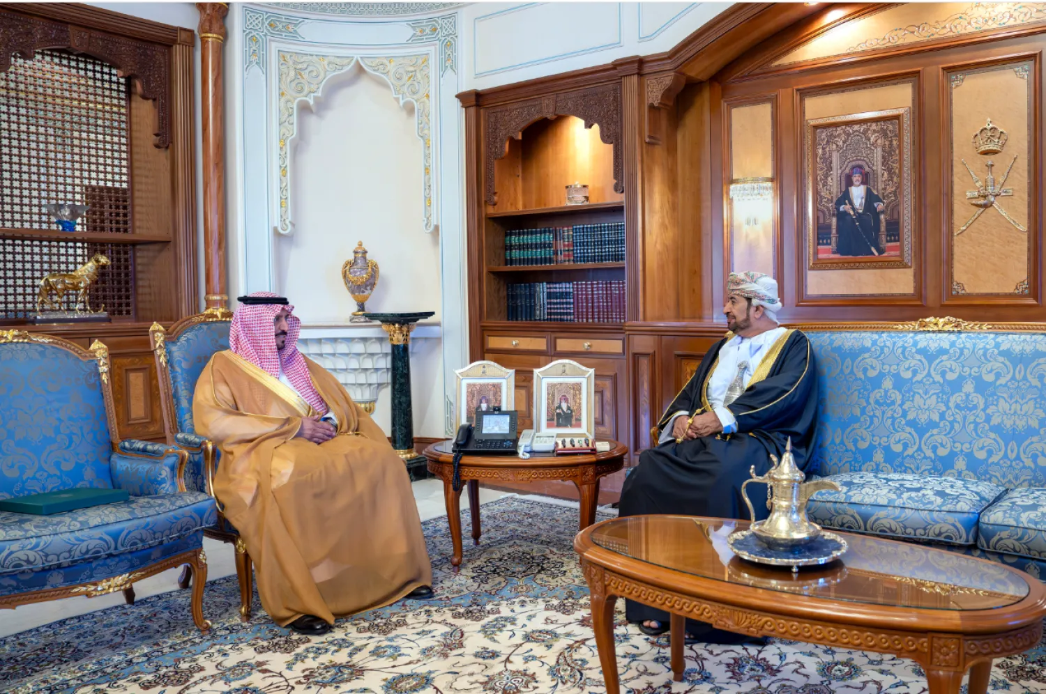 خادم الحرمين يبعث رسالة خطية لسلطان عُمان تتعلق بالعلاقات الثنائية