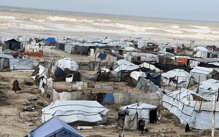 كيف يواجه سكان الخيام في غزة الأمطار والرياح والبرد الشديد؟