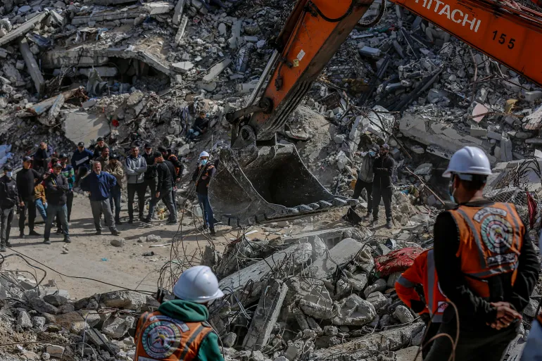 الاحتلال يجدد غاراته على غزة ويعتدي على الصيادين