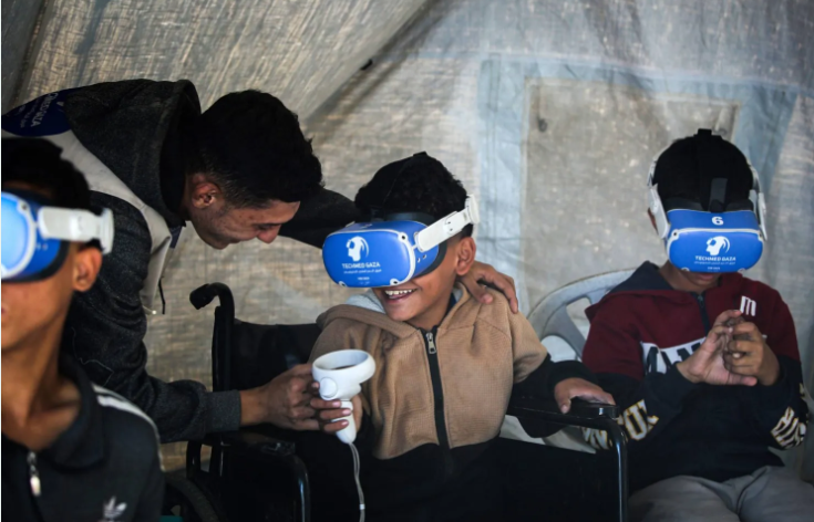 نظارات تنقل أطفال غزة إلى «واقع افتراضي» بعيداً عن أهوال الحرب
