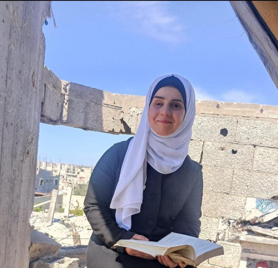 بعينٍ واحدة ..  أريج السعافين تُلاحق حياةً سرقتها القذائف 