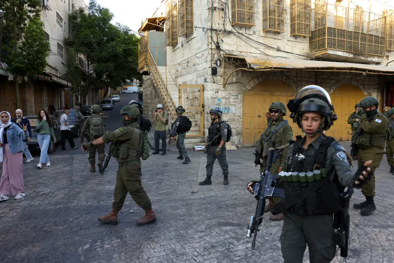 الجيش الإسرائيلي: مقتل مشتبه بعد طعن جنديين وفرض حصار واسع على بلدات شمال رام الله