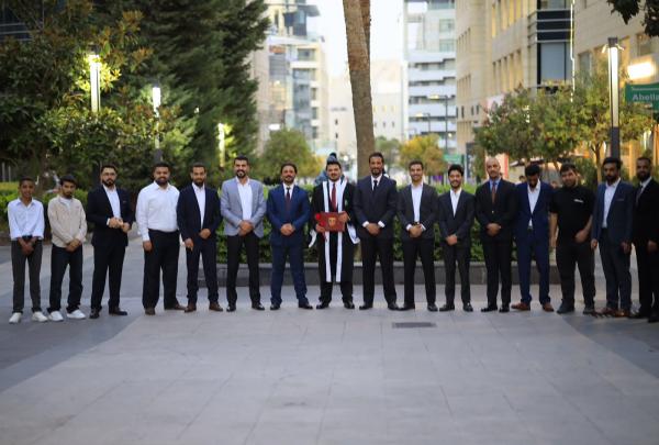 شباب الوخيان يهنئون ابن العم وليد أحمد فلاح بمناسبة التخرج