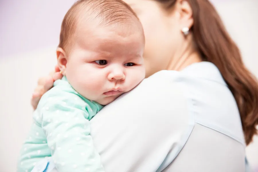 سخونة رأس الرضيع من الخلف أسباب ونصائح