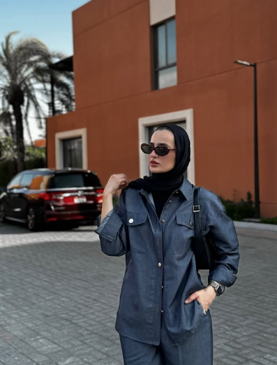 كيف تنسقين اللون الكحلي مع الأسود مثل مدونات الموضة المحجبات؟