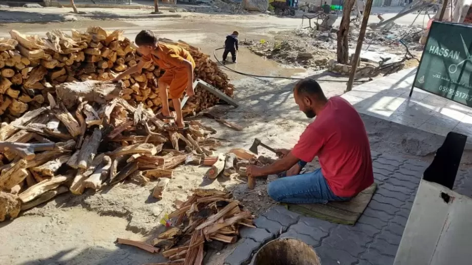 بيع الخشب… تجارة تتوسع في غزة مع استمرار أزمة غاز الطهي 