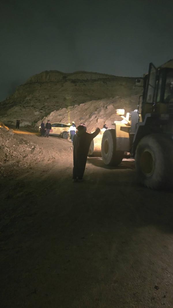 بلدية الطفيلة تزيل الطمم جراء الأمطار الغزيرة وتعيد فتح طريق قمر