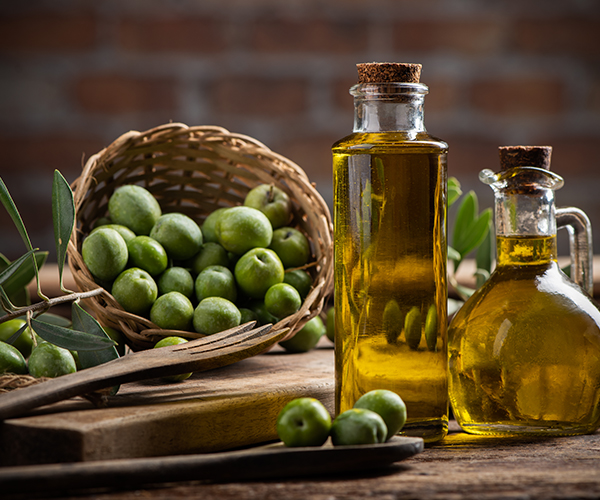 أسعار زيت الزيتون المستورد تقارب المحلي وسط شكاوى من الجودة