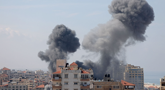 قصف جوي ومدفعي ونسف للمنازل بغزة ..  الاحتلال يواصل خرق وقف إطلاق النار  