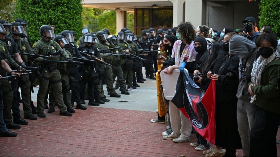 الشرطة الأميركية تدخل حرم جامعة كاليفورنيا وتخلي مناصرين لفلسطين