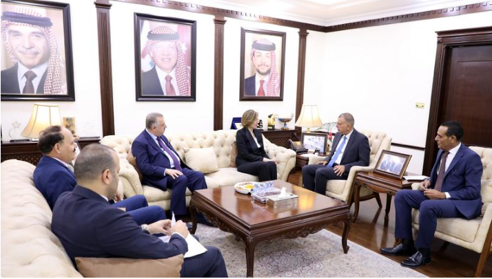 وزير الداخلية يلتقي وزيرة الهجرة والمهجرين العراقية