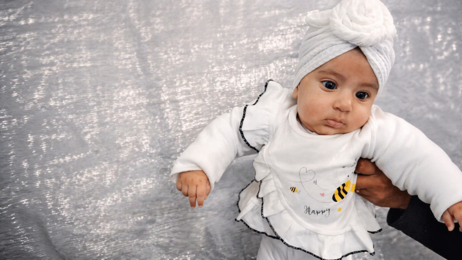 ريما… رضيعة وُلدت على الغياب وتحمل لقب “القصة الحزينة” في مخيم النزوح 