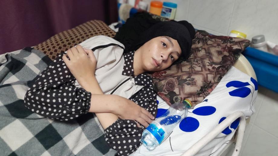 حين يقعدها الجرح وتخذلها الحياة ..  "آلاء سليمان" أسيرة الشَّلل وفقد الأحبَّة