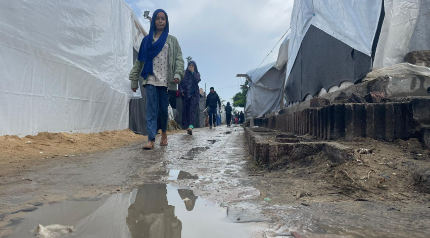 غرق خيام النازحين في غزة بسبب الأمطار الغزيرة