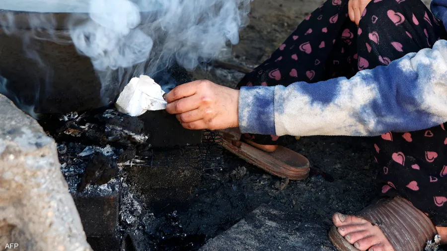 أهل غزة "يحرقون المخاطر" ..  بحثا عن دفء مؤقت