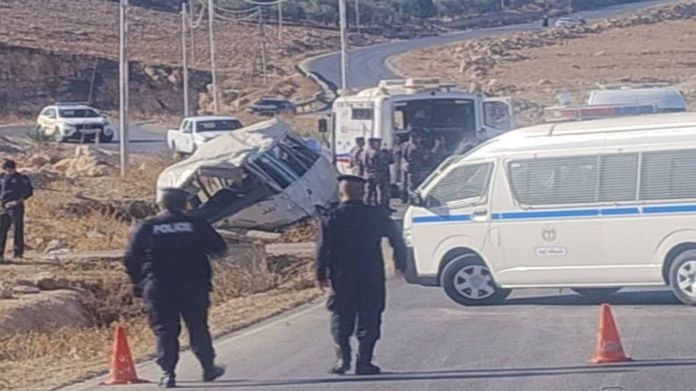 23 إصابة بحادث تدهور باص عمومي في إربد 