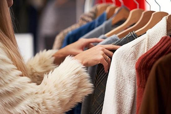 تجار: تأخر المطر يضرب مبيعات الألبسة الشتوية ..  والطقس يعيد ترتيب الأولويات