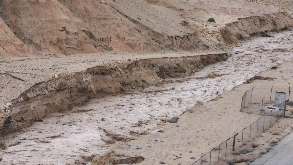 الحكومة تبدأ بصرف معونات لتعويض المتضررين جراء الأحوال الجوية اليوم