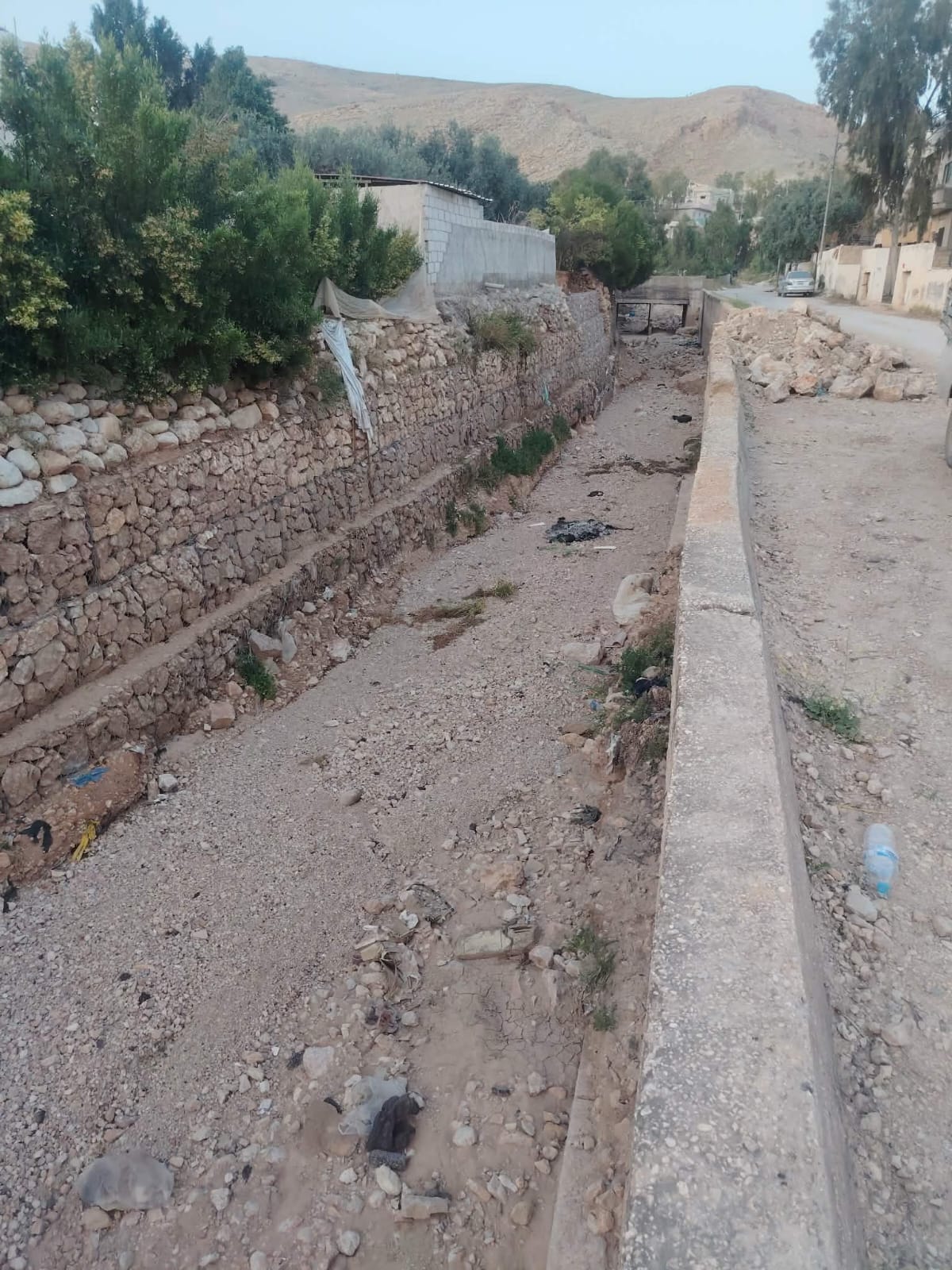 هل يتحرك المعنيون قبل وقوع كارثة في وادي مرتفع خزمه؟