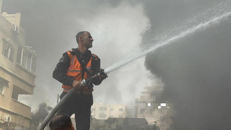 الدفاع المدني يواصل عملية السيطرة على حريق عمارة البرقوني 