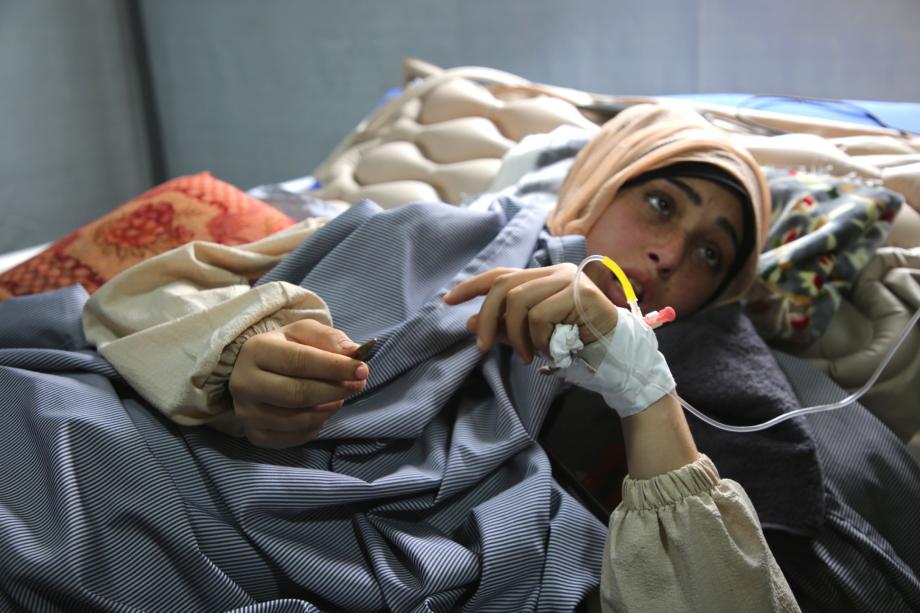 رصاصة تُقعد الطالبة مرام مقاط ..  وحلم الطب يقاوم الألم في خيمة النزوح 