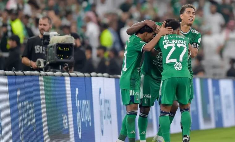 نجم الأهلي السعودي ينفي اعتزاله كرة القدم ويؤكد اقترابه من الرحيل