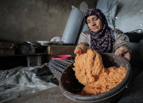خبز من لا خبز له ..  الغزيون يبتكرون بدائل قاسية للدقيق  