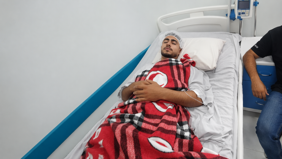 خرج يبحث عن الماء فعاد بجراحٍ لا تندمل ..  عبد الرازق العطار ينتظر العلاج  