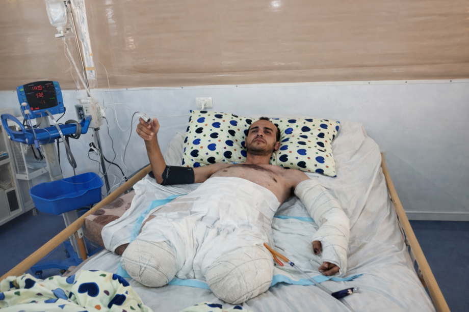 بُتِرت ساقاه وتَوقف قَلبَهُ مرتيْن ..  "عُمر": أريد طَرفيْن صِناعييْن