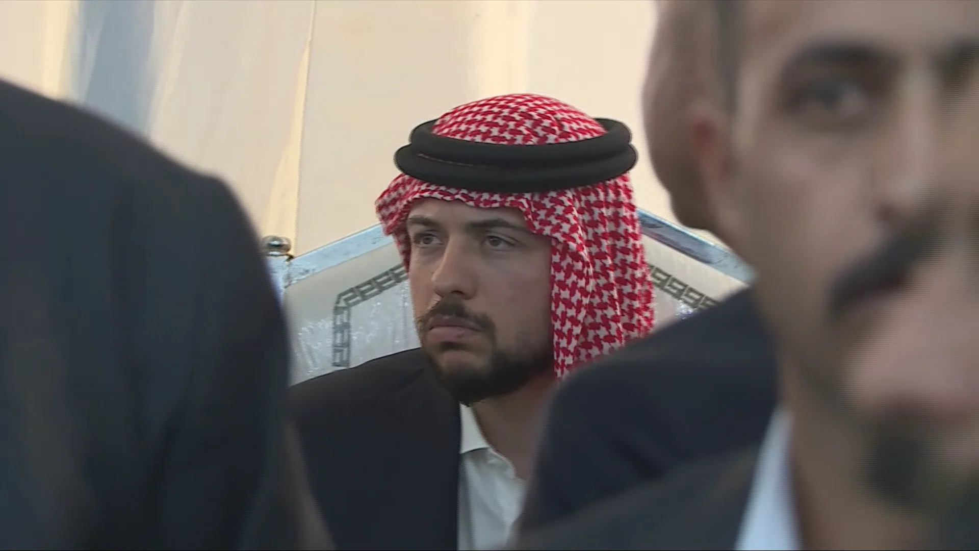 ولي العهد والملكة يقدمان واجب العزاء بشهداء الوطن في بلدة حمود بالكرك