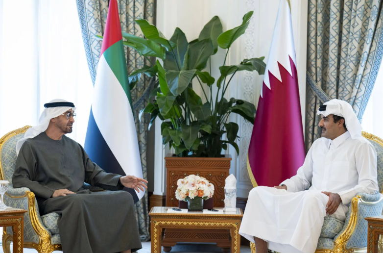 محمد بن زايد يؤكد تضامن الإمارات مع الدوحة