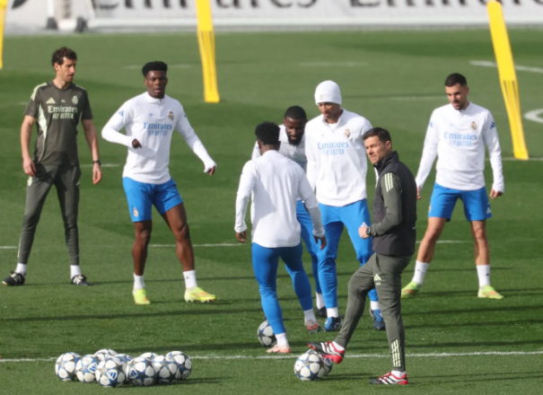 لماذا يشعر نجوم ريال مدريد بعدم الرضا عن تشابي ألونسو؟