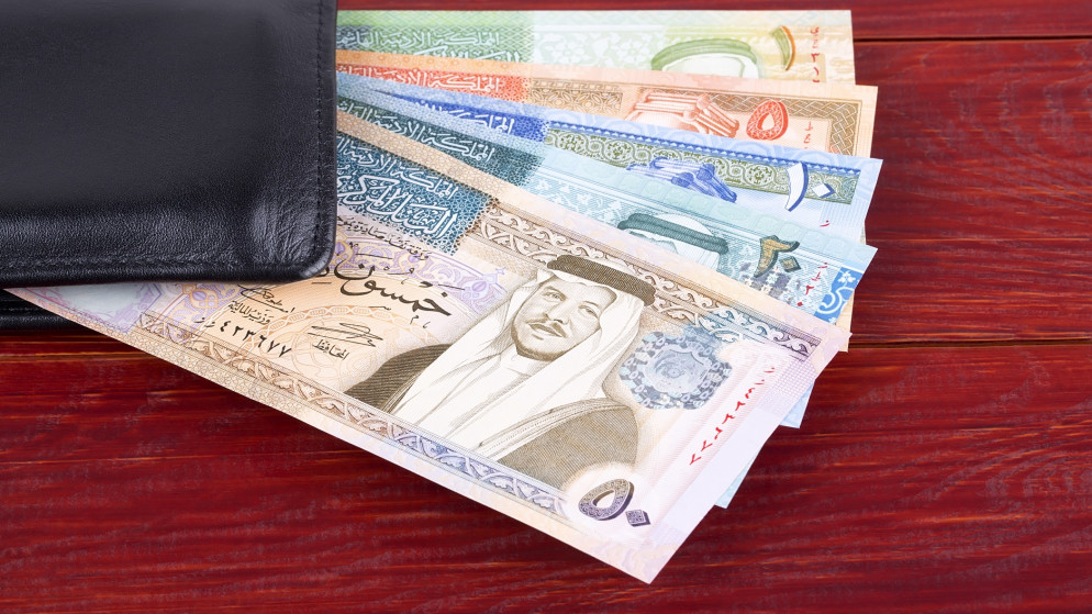 30 عاماً من العمل مقابل بضعة آلاف ..  هل هذه مكافأة عادلة؟