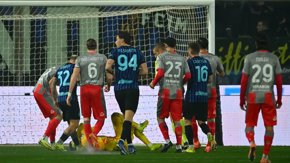 خبير تحكيمي يوضح: هل يعتبر إنتر خاسرا (0-3) أمام كريمونيزي؟