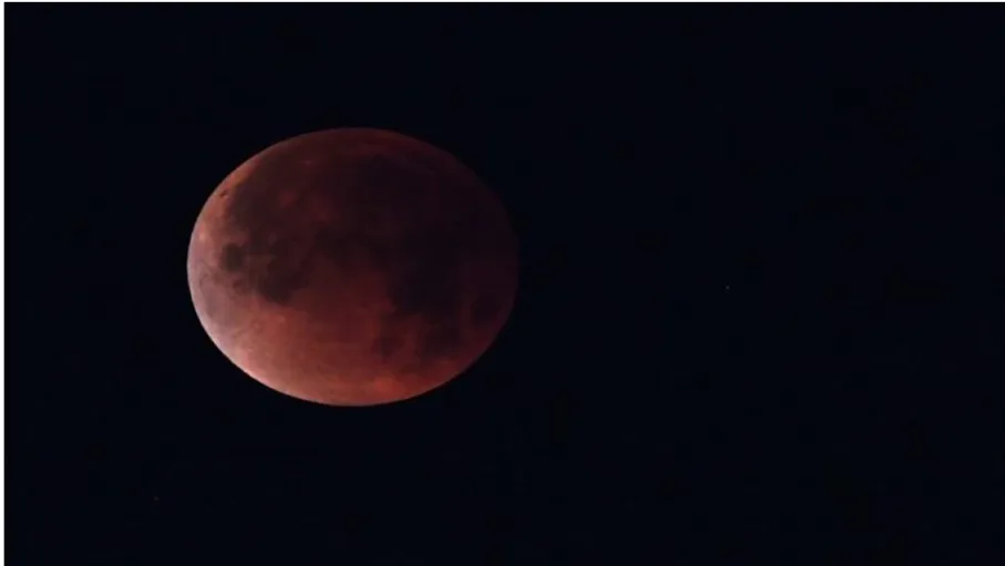 الجمعية الفلكية: خسوف كلي يلوّن القمر بالأحمر و"لن يكون مرئيا من الأردن" 