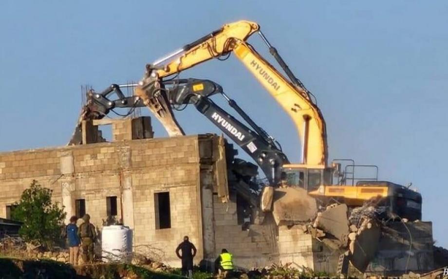 الاحتلال يجبر مقدسيا على هدم منزله في أم طوبا جنوب القدس 