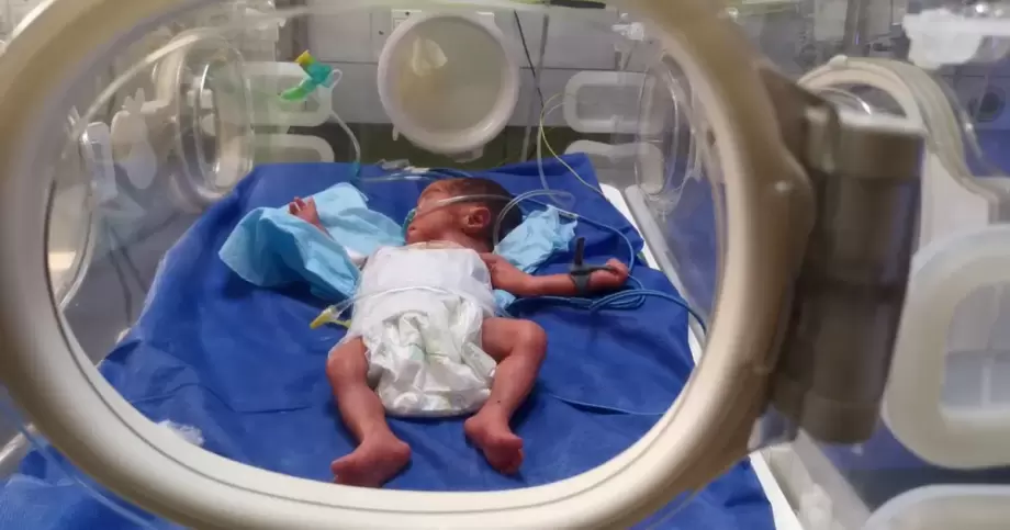 رآها دقائق وفقدها شهورًا… حكاية أب وطفلته الخديجة تحت نار غزة 