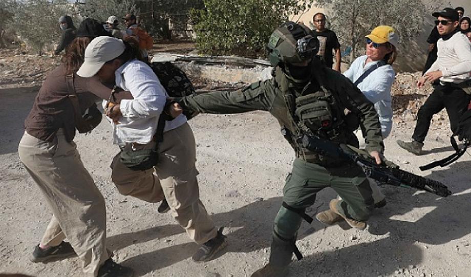 مستوطنون يرعون مواشيهم في بلدة مخماس شمال القدس  