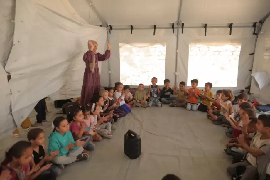 عام ثالث بلا مدارس… خيام تُنقذ ما تبقّى من التعليم 