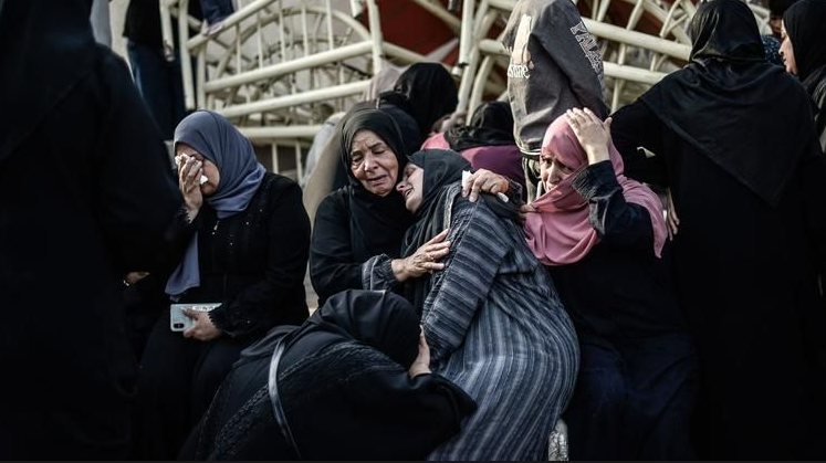روايات من “حرب الإبادة” .. الاحتلال يقتل امرأة فلسطينية كل ساعة في غزة