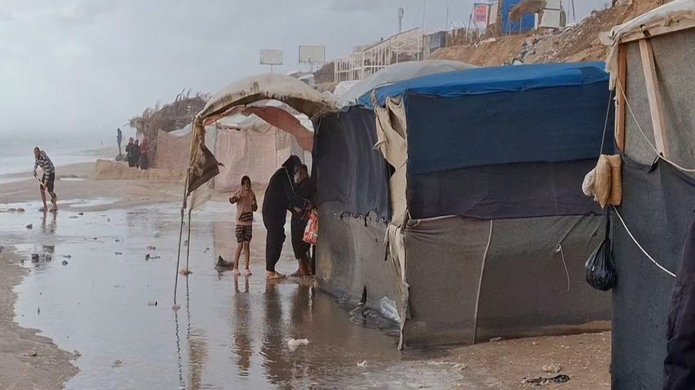 شتاء قاس يطرق أبواب نازحي غزة وسط ظروف إنسانية كارثية 