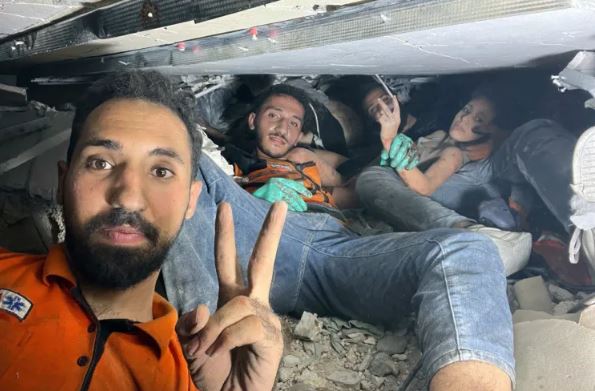 طفلة غزية تنجو بمعجزة بعد ساعات من الحصار تحت الأنقاض