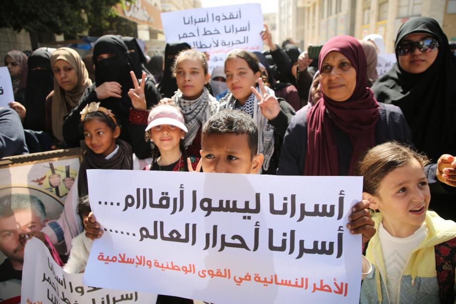 أطفال غزة تنادي العالم ..  تحركوا لإنقاذ الأسرى وإعادتهم إلى أحضان أبنائهم