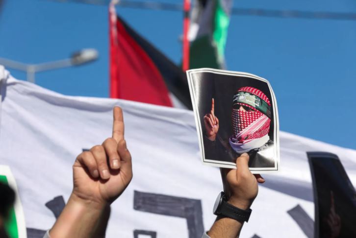 ماذا تعرف عن «أبو عبيدة» صوت «القسام»؟