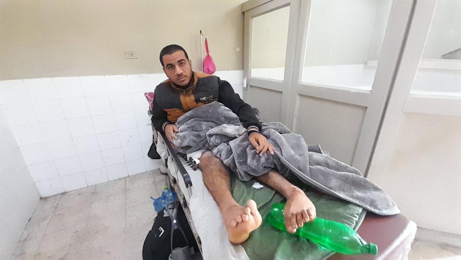 يرقد مُكبلاً منذ عامين ..  الجريح "أبو ناصر" نجا وحيدًا من القصف ولم ينجُ جسده 